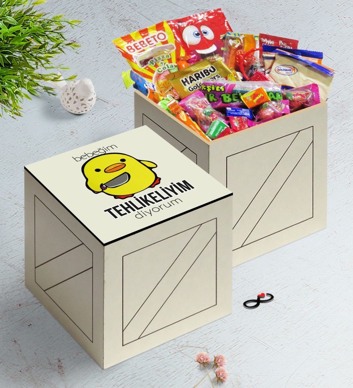 Bk Gift Bebeğim Tehlikeliyim Diyorum Tasarımlı Ahşap Kutuda Nostaljik Lezzetler Hediye Seti