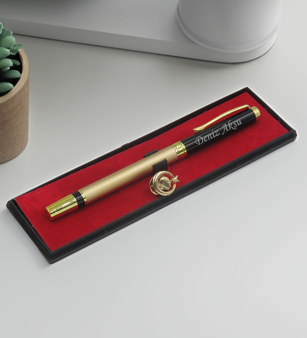 BK Gift Kişiye Özel İsimli Siyah-Gold Roller Kalem ve Ayyıldız Atarürk Rozeti Hediye Seti, Arkadaşa Hediye, Öğretmene Hediye BK Gift Kişiye Özel İsimli Siyah-Gold Roller Kalem ve Ayyıldız Atarürk Rozeti Hediye Seti, Arkadaşa Hediye, Öğretmene Hediye